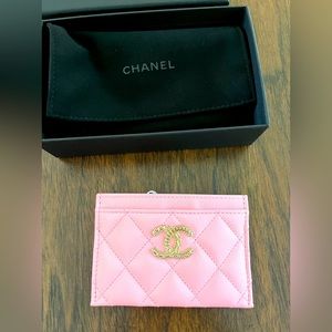 Brand new Chanel 22K Card Holder in Light Pink